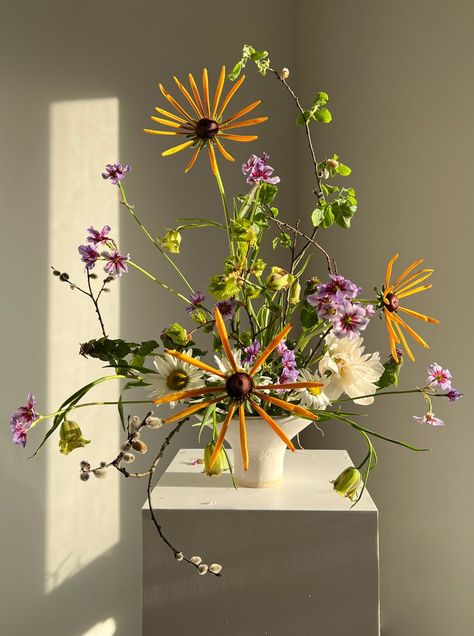 Abstract Floral Arrangements, Aiku Floral, First Flowers Of Spring, Sogetsu Ikebana, Spring Floral Arrangements, Ikebana Arrangements, Ikebana Flower Arrangement, Happy Earth Day, Flower Therapy