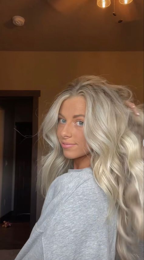 Spring Blonde Hair, Blonde Dimensional Hair, Blonde Hair Bright, Blonde Hair Trends, Hair Goals Color, Perfect Blonde Hair, Bright Blonde Hair, Wedding Hair Colors, Summer Blonde Hair