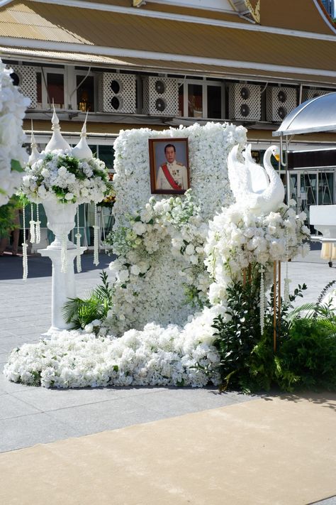 Tombstone Unveiling Ceremony Decor Ideas, Tombstone Unveiling, Ceremony Decor Ideas, Animal Flower Arrangements, Arrangement Floral, Retail Windows, Ceremony Decor, Memorial Service, Ceremony Decorations