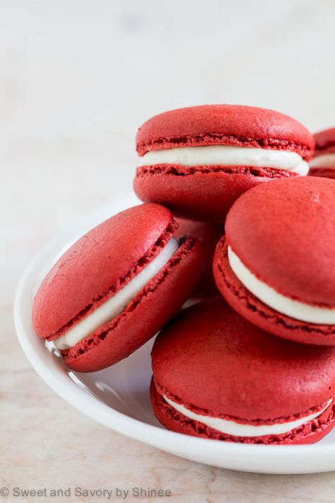 These stunning red velvet macarons are made to impress! This recipe lends itself to crisp and pleasantly chewy macarons filled with sweet and tangy cream cheese filling. Red Velvet Macaroons, Red Velvet Macarons, Kue Macaroon, French Macarons Recipe, Crepe Cake, Macaron Recipe, Cream Cheese Filling, Pavlova, Sweet Savory