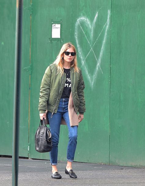 Off  - duty,,just a lot of errands. Comfortable and afordable outfit. Sienna Miller. Gucci Loafers Outfit, Loafer Outfits, Gucci Slippers, Sienna Miller Style, Gucci Horsebit Loafers, Slide Shoes, Loafers Outfit, Gucci Loafers, Gucci Women