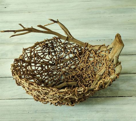 Takken Decor, Twig Crafts, Palm Baskets, Contemporary Baskets, Basket Weaving Diy, Twig Art, Basket Weaving Patterns, Willow Weaving, Deco Nature