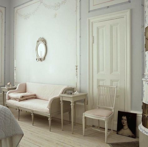 The Little Known Secret About Gustavian Swedish Style - laurel home | Gustavian Trågsoffa, via Skona Hem | lovely tone on tone soothing Gustavian Swedish #gustavian Swedish Bedroom, Gustavian Decor, Swedish Gustavian Furniture, Scandinavian Farmhouse Style, Gustavian Interiors, Swedish Interiors, Gustavian Furniture, Vibeke Design, Swedish Decor