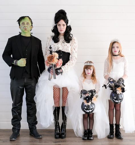 Bride Of Frankenstein Halloween Costume, Frankenstein Cosplay, Halloween Casal, Family Maternity Shoot, Cool Couple Halloween Costumes, Bride Of Frankenstein Halloween, Goth Family, Halloween Costume Couple, Moody Photoshoot