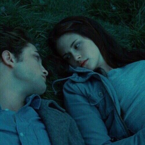 Bella Y Edward, Twilight Bella And Edward, Twilight Videos, Twilight 2008, Bella Cullen, Twilight Edward, Twilight Photos, Twilight Film, Edward Bella