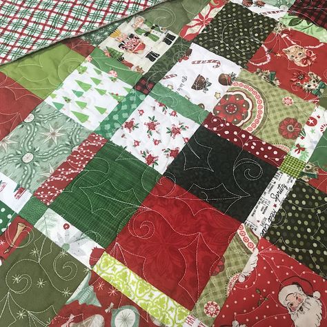 Kwilty Pleasures: CHRISTMAS PLAIDISH QUILT Plaidish Quilt Pattern Free, Christmas Plaid Quilt, Farmhouse Christmas Quilt Pattern, Easy Christmas Quilt, Peppermint Quilt Pattern, Plaidish Quilt, Christmas Wishes Quilt Pattern, Charming Christmas Quilt Pattern, Modern Christmas Quilt