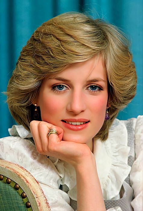 Diana Fashion Style, Princess Diana Portrait, Vintage Diaries, Diana Haircut, Prince Diana, Imran Khan Pic, Garden People, Prince Charles And Diana, Vintage Diary