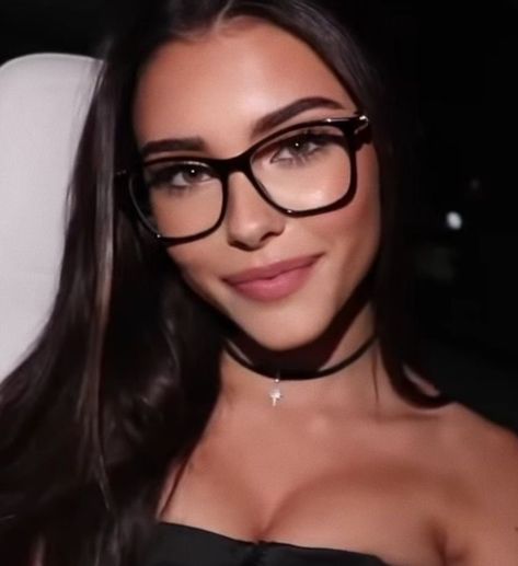 Kylie Jenner Red Hair, Madison Beer Tumblr, Brunette Glasses, Cute Glasses Frames, Glasses Outfit, Glasses Inspiration, Beer Icon, Madison Beer Outfits, Big Glasses