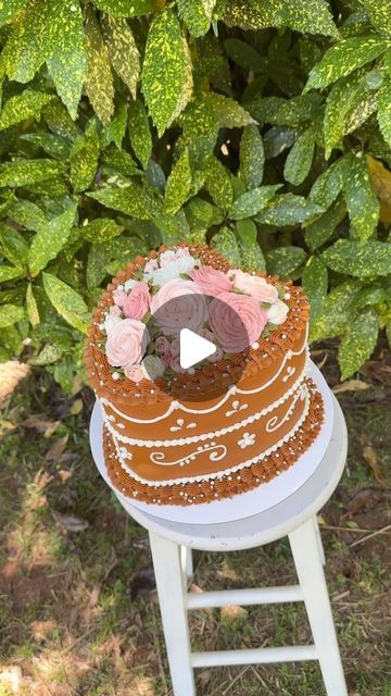 kimmy 🍰 on Instagram: "ollita de barro con flores 🌸 • • • #mothersday #happymothersday #mothersdaycake #olla #olladebarro #olladebarrocake #trending #trendingcakes #bakedfromscratch #beginnerbaker #explore #olladebarroflores" Barro Cake Ideas, Cielito Lindo Cake, Mexican Baby Shower Cake, Barro Theme Party, Simple Mexican Theme Cake, Mexican Themed Cakes, Mexican Recipe, Baby Life Hacks, Mothers Day Cake