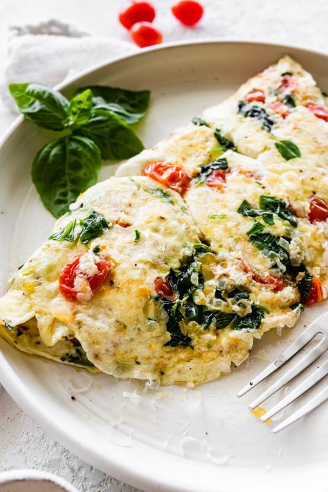 This egg white omelette is fluffy, delicious and loaded with veggies. It comes together quickly and is a healthy way to kick start your day! Egg White Omelette Recipe, Best Egg White Omelette, Egg White Omelette With Cottage Cheese, Egg White Veggie Omelette, Eggwhite Omelet, Egg White Omelette, Runny Eggs, Liquid Egg Whites, Breakfast Meat