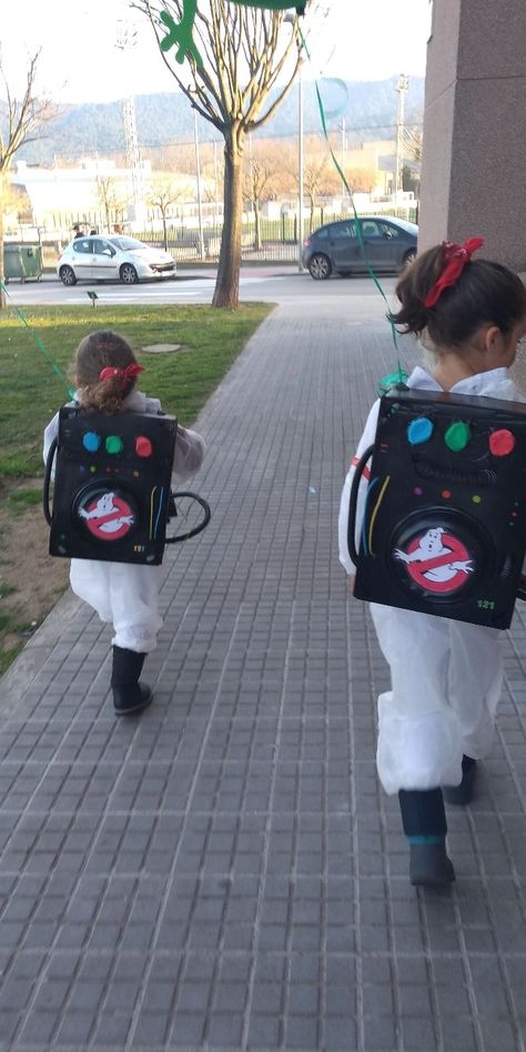 Caja de fruta+cables+plato+ colores Diy Ghost Busters Backpack, Ghostbuster Costume, Ghostbusters Party, Ghostbusters Costume, Halloween Duos, School Book Covers, Mario Bros Party, Ghost Diy, Diy Backpack