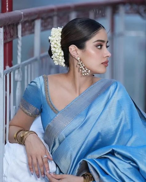 भारतीय दुल्हन संबंधी, Indian Dress Up, Simple Saree Designs, Bridesmaid Saree, Traditional Blouse Designs, Fancy Sarees Party Wear, Janhvi Kapoor, South Indian Sarees, Bollywood Outfits