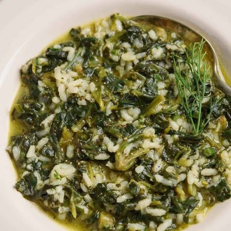 Greek Spinach Rice (Spanakoryzo) Rice And Spinach, Spinach Cooked, Greek Rice, Greek Spinach, Spinach Nutrition Facts, Spinach Benefits, Greek Appetizers, Spinach Rice, Raw Spinach