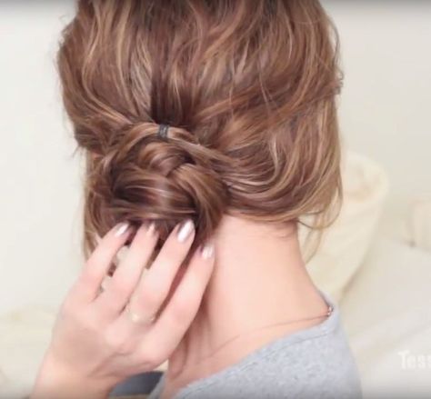 chignon-treccia basso laterale Tutorial Chignon, Charlize Theron, Riga, Floral Rings, Read More, Hairstyles, Band, Hair Styles, Floral