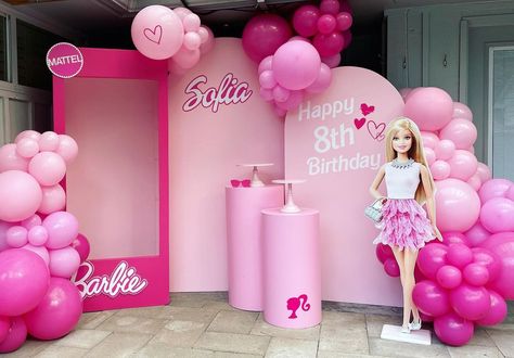 Party Decor | Balloon Decor 💕 on Instagram: “Sofia’s 8th Bday 💕🛼 Thanks to mom @zailygaga for trusting me 💖!! #barbieparty #barbiegirl #barbietheme #barbielovers #houstonballoons…” Barbie Balloon Decor, Barbie Decor Ideas, Barbie Balloon Decorations, Barbie Decorations Birthday, Barbie Birthday Party Ideas Decoration, Barbie Decor, Barbie Decorations, Hello Kitty Theme Party, Barbie Party Decorations