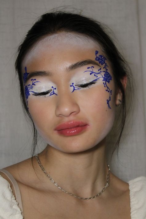 Blue Asian Makeup, Eye Makeup Blue Eyeshadow, Blue White Makeup, White And Blue Makeup, Blue And White Makeup, Halsey Makeup, Makeup Looks Pretty, Greek Makeup, Porcelain Makeup