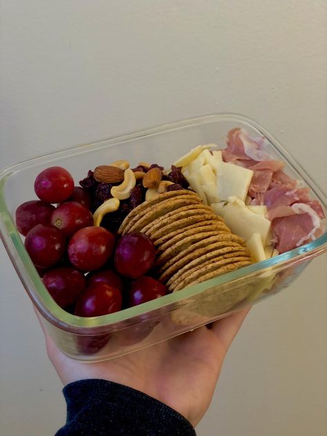 Snack Ideas College Students, Cute Easy Lunch Ideas, Lunch Inspo School, School Lunch Inspo Healthy, Aesthetic Healthy Lunch Ideas For School, Crackers Lunch Ideas, Work Lunch Aesthetic, Homemade Lunchables For Adults, Aesthetic School Lunch Ideas