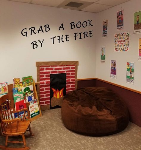 Preschool Reading Area, Preschool Door Decorations, Preschool Designs, Classroom Arrangement, School Age Activities, Preschool Rooms, Area Activities, Prek Classroom, Preschool Reading