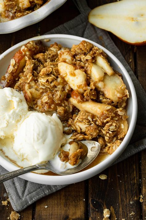 Warm gently spiced pears topped with a crunchy buttery oat topping, this pear crisp is my new favorite way to fruit crisp! #pearcrisp #fruitcrisp #alamode Pear Crisp Recipe, Spiced Pears, Crisp Desserts, Pear Crisp, Pear Dessert, Oh Sweet Basil, Fruit Crisp, Fall Desserts Easy, Spiced Pear