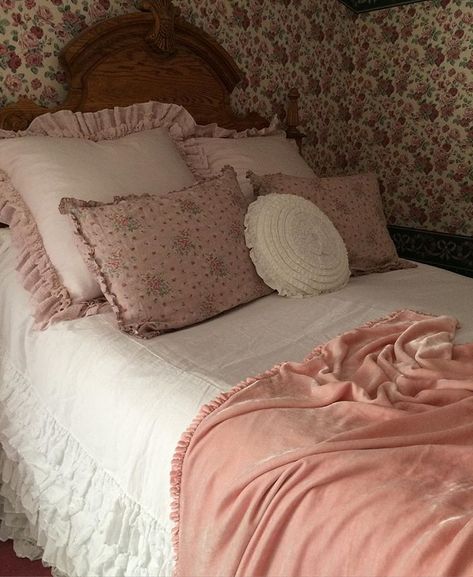 ❥ 90s Romance, Cottage Bedrooms, Euro Trash, Coquette Vibes, Boarding House, Pink Cottage, Chic Interior Design, Cosy Room, Cottage Charm