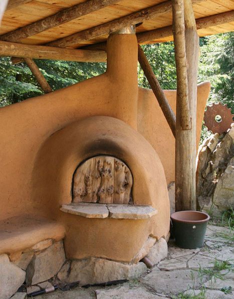 Cob is a mixture of clay, sand and straw that can be worked like clay and sculpted into free-form structures including houses, commercial buildings, garden walls, benches, ovens and more. Cob Oven, Cob Building, Casa Hobbit, Natural Building Materials, Straw Bale House, Earthship Home, Mud House, Wood Oven, Natural Homes