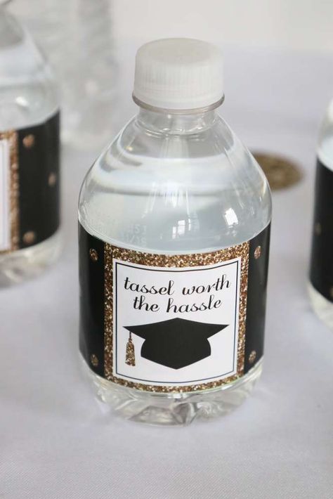 Graduation Party Giveaway Ideas, End Of School Party Ideas, End Of School Party, Graduation Cake Designs, Graduation Party Pictures, School Party Ideas, Grad Party Favors, Black Graduation, 8th Grade Graduation