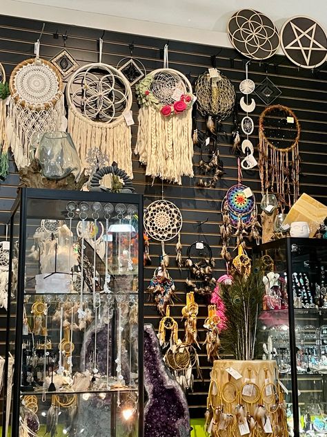 Dreamcatcher Ideas, Witchcraft Shop, Dream Catcher Craft, Craft Show Displays, Dream Catcher Diy, Feather Art, Dreamcatchers, Diy Crafts Jewelry, Shop Display