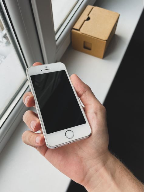 A caucasian man's hand holding white iphone5s with turned off screen near window Iphone 5 Aesthetic, Iphone 5s Aesthetic, White Aesthetics, Smart Things, Hand Holding, Iphone 5s, Winter White, Iphone Se, Iphone 5