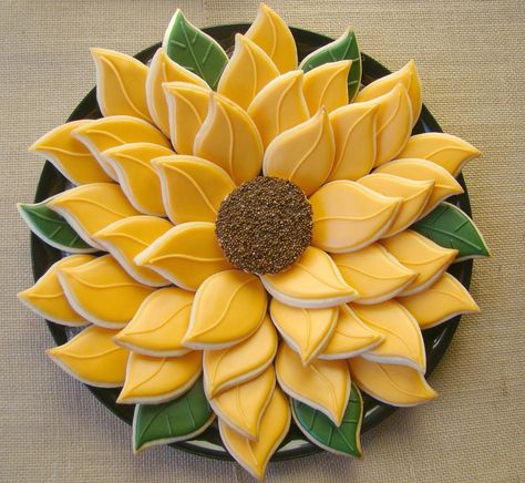 sunflower platter | Cookie Connection Cookie Platter Ideas Trays, Cookie Bouquets, Cookie Platters Display Ideas, Cookie Trays Presentation, Sunflower Desserts, Sunflower Food Ideas, Fall Wreath Cookies Decorated, Sunflower Treats, Royal Icing Cookie Platter