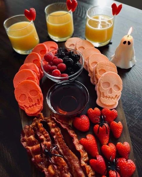 Gothic Homes, Halloween Tea Party, Halloween Breakfast, Spooky Food, Casa Halloween, Fun Halloween Food, Halloween Food Treats, Halloween Snacks, Homes And Gardens