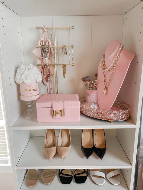 Jewelry Box Ideas, Jewelry Organization Ideas, Jewelry Organizer Ideas, Shoe Capsule, Modern Teen Boy Bedroom, Mini Gym At Home Ideas, Partition Ideas, Beauty Room Vanity, Jewelry Box Organizer