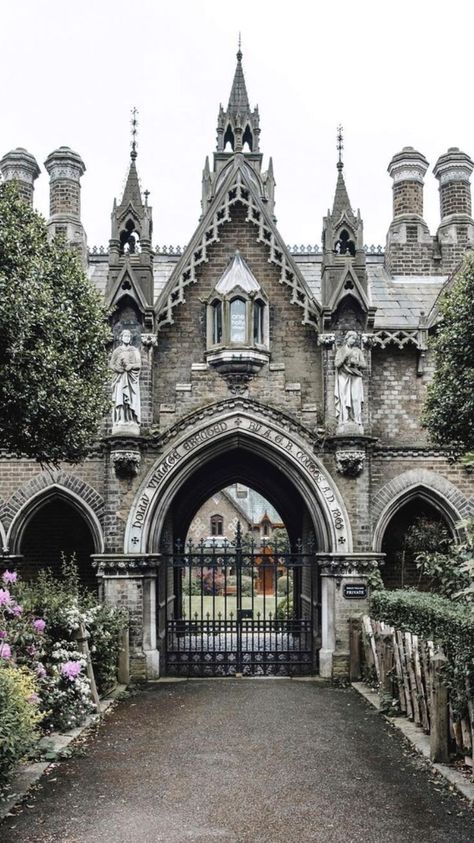 Old Victorian Castle, Castle Bricks Stone Walls, England Castle Aesthetic, Medieval Castle Exterior, Old English Castle, Midevil Building, Fantasy Castle Exterior, Mid Evil Castle, Victorian Castle Exterior