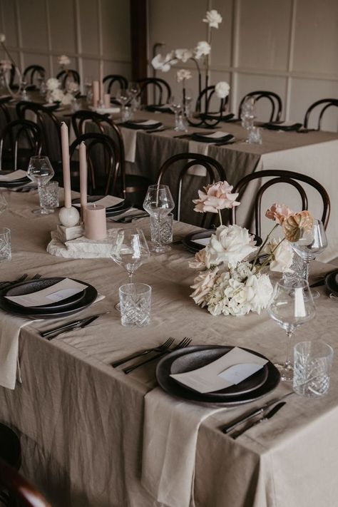 Moody tablescape with linen tablecloth and black ceramics. White, pink and beige florals and candles line the centre. Decor Palette, Taupe Wedding, Linen Table Cloth, Beige Wedding, Cream Wedding, Moody Wedding, Elegant Table Settings, Table Wedding, Black White Wedding