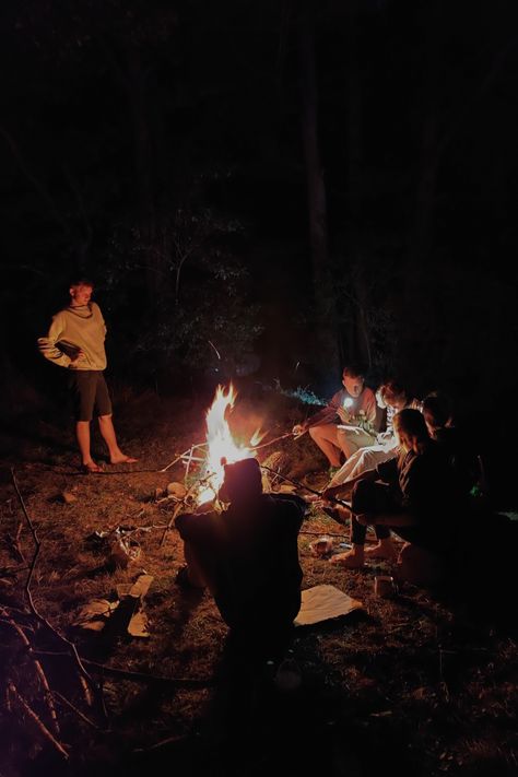 Bonfires With Friends, Bon Fire Aesthetic With Friends, Bonfire Friends Aesthetic, Fire Pit With Friends, Bonfire With Friends Aesthetic, Bonfire Aesthetic Friends, Bonfire Date, Campout Ideas, Campfire With Friends