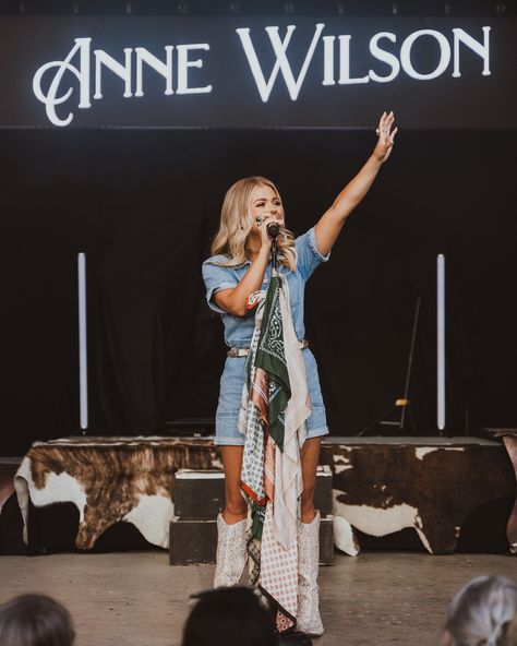 Anne Wilson | Kettering, OH ✌🏼🩷!!! Thank you all for coming out to the show last night! West Virginia, you’re up next! 🫶🏼 | Instagram Anne Wilson Concert Outfit, Anne Wilson Aesthetic, Anne Wilson Outfits, Sophia Lauren, Jesus Freaks, Anne Wilson, Female Musicians, Gospel Music, Dream Board