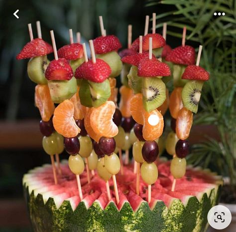 Fruit Platter Ideas Party, Fruit Stick, Edible Fruit Arrangements, Fruit Buffet, Fruit Kebabs, Fruit Sticks, Fruit Platter Designs, Mexican Snacks, Decorações Com Comidas