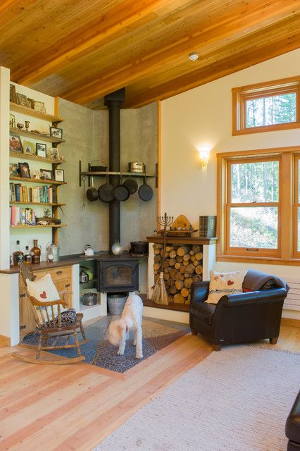 Houzz Tour: Off the Grid in the Remote Washington Wilderness Corner Wood Stove, Corner Stove, Fall Goals, Woods Cabin, House In The Mountains, Fire Stove, Grid Ideas, Natural Interiors, Wood Stove Fireplace