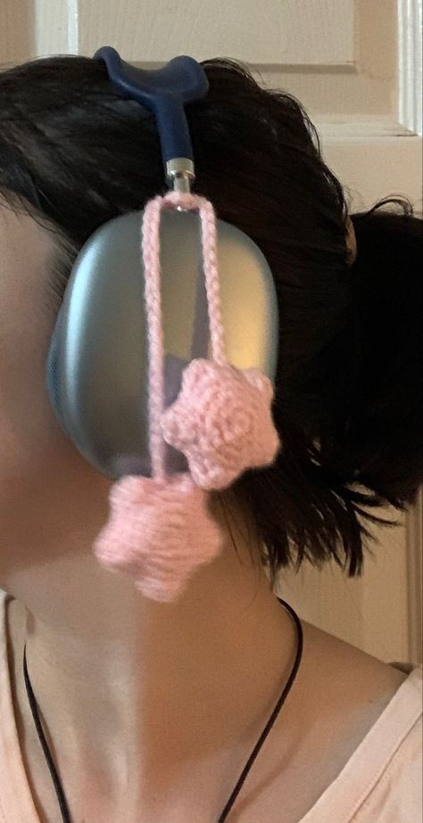 Apple Airpods Max Crochet, Head Phone Cover Crochet, Headphones As Accessories, Headphone Crochet Covers, Crochet Ideas For Headphones, How To Crochet Headphone Covers, Crochet Head Phone Covers, Headphones Crochet Accessories, Crochet Gaming Accessories