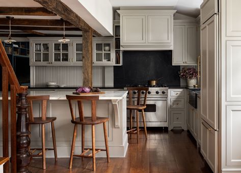 Heidi Caillier, Dapur Rustic, Cozy Sitting Room, Light Gray Cabinets, Charming Kitchen, New York Homes, New Interior Design, Inviting Home, Simple Kitchen