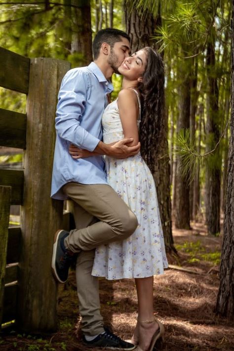 Fotos Pre Wedding Campo, Anniversary Photography Poses, Wedding Photography Poses Bride, Photography Poses Bride, Engagement Announcement Photos, Pre Wedding Photoshoot Props, Wedding Foto, Poses Bride And Groom, Wedding Fotos