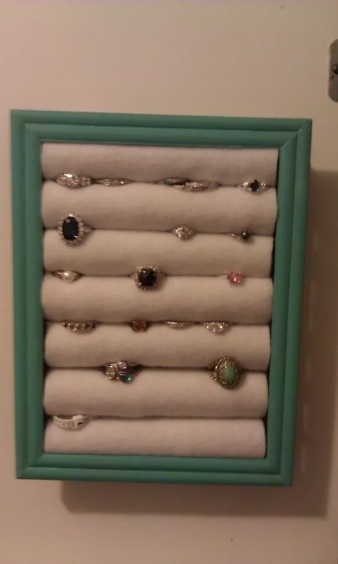 Diy Rings Organizer, Diy Jewelry Cabinet, Diy Ring Holder, Ring Holder Diy, Hair Roll, Boho Jewelry Diy, Diy Rangement, Ring Holder Necklace, Diy Jewelry Rings