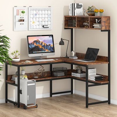 When the rustic color meets the black metal frame, it will inevitably collide with a different artistic spark. This rustic-style L-shaped computer desk not only retains the practical performance of modern furniture but also adds a touch of antique charm. Full L-shaped desk design to maximize the potential of your home office. The spacious desktop can easily hold 3-4 monitors, and still, have plenty of surface space for writing and other home office activities. Besides, the top hutch and open she L Shaped Table Office, L Shaped Desk Ideas, Monoambiente Ideas, Luxury Apartment Bedroom, L Shaped Table, Beach Apartment Decor, L Shaped Corner Desk, Computer Desk With Shelves, Modern Home Office Desk