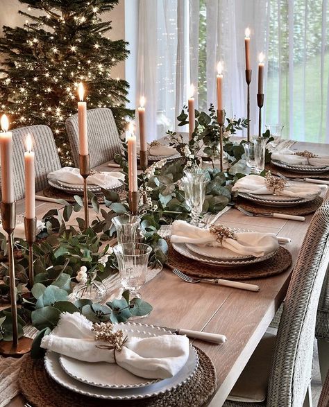 Boho Christmas Table Setting, Christmas Table Decorations Elegant, Christmas Table Deco, Holiday Table Inspiration, Christmas Table Inspiration, Christmas Dinner Table Settings, Christmas Dining Table Decor, Christmas Party Table, Christmas Dining Table