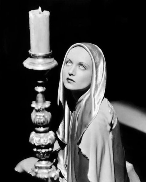 Silent and Pre-Code Horror | Carole Lombard in a promotional still for the 1933 pre-Code horror film SUPERNATURAL. (Silent and Pre-Code Horror) . . #carolelombard… | Instagram Carol Lombard, William Powell, Pre Code, Carole Lombard, Film Horror, Clark Gable, Silent Film, Golden Age Of Hollywood, Silver Screen