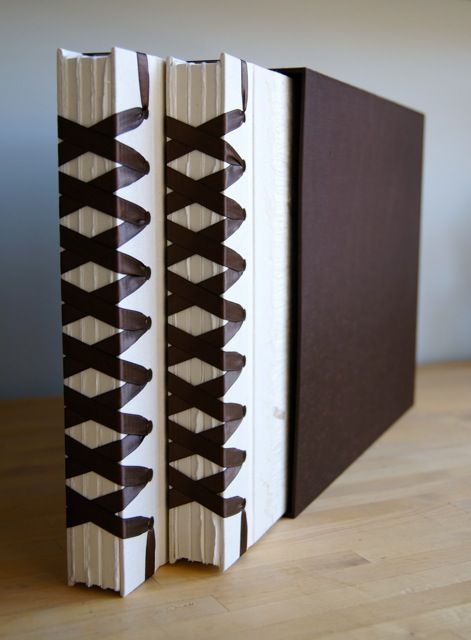 42 Awesome Bookbinding Signature Designs and Stitching Ideas to get your creative juices flowing... Enjoy! Buku Diy, Bookbinding Ideas, Binding Book, Bookbinding Tutorial, English Projects, Book Binding Diy, Stitching Ideas, 카드 디자인, Handmade Book