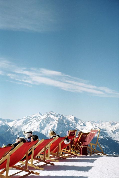 Gerlos on film, winter sports Slim Aarons Ski Photography, Ski Village Aesthetic, Vintage Ski Aesthetic, Apres Ski Vibes, Retro Winter Aesthetic, Aesthetic Ski Pictures, Winter Cinematography, Ski Mountain Aesthetic, Ski Season Aesthetic