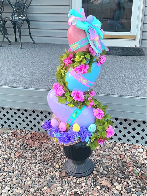 #easter #easteregg #topiary #spring #porchdecor #easterdecor #springdecor #eastercraft #easterbunny #springdecorating Easter Topiary, Easter Table Decorations, Spring Easter Decor, Easter Ideas, Spring Easter, Easter Table, Derby Hats, Easter Decor, Easter Spring