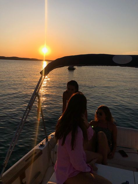 Boat Trip Aesthetic Friends, Boating With Friends, Boat Summer Aesthetic, Boat Bday Party, Birthday Boat Party Ideas, Boat Trip Aesthetic, Summer Boat Aesthetic, Boat Aesthetic Summer, Boat Day Aesthetic