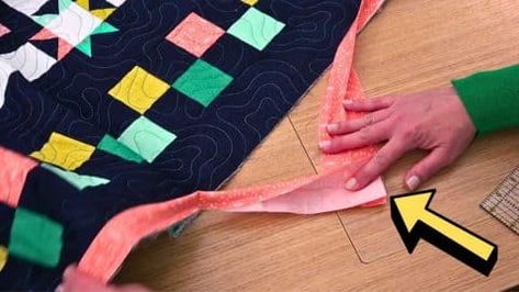 How to Join Binding Ends Without Overlap or Bulk | DIY Joy Projects and Crafts Ideas Join Binding Ends, Machine Binding A Quilt, Quilt Binding Tutorial, Quilting Math, Teaching Sewing, American Patchwork And Quilting, Quilting 101, Sewing Binding, Binding Tutorial