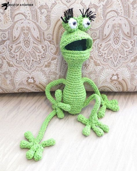 Green Crochet Projects, Crochet Frog Pattern, The Orville, Frog Pattern, Vintage Hooks, Crochet Frog, Green Crochet, Drama Queen, Kermit The Frog